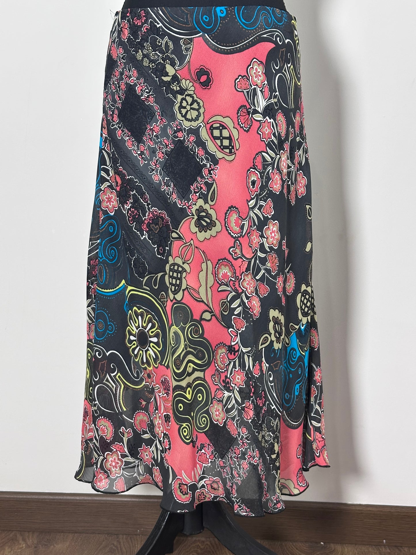 Patterned Y2K skirt (Medium)